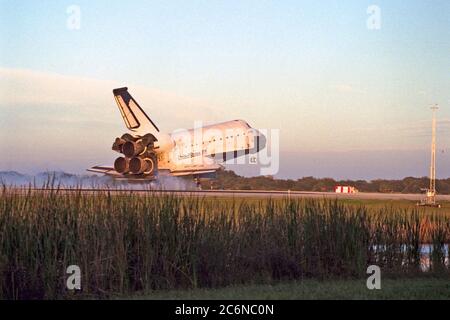 Con il comandante Kevin Kregel e il pilota Steven Lindsey ai comandi, l'orbitante Columbia effettua un touchdown fluido sulla Runway 33 presso la struttura di atterraggio della navetta del KSC alle 7:20:04 (EST) del 5 dicembre, completando la missione STS-87 di 15 giorni, 16 ore e 34 minuti di 6.5 milioni di miglia. A bordo dell'orbiter ci sono anche gli specialisti della missione Winston Scott; Kalpana Chawla, pH.D.; e Takao Doi, pH.D., dell'Agenzia Nazionale per lo sviluppo spaziale del Giappone; insieme allo specialista Payload Leonid Kadenyuk dell'Agenzia spaziale Nazionale dell'Ucraina. Durante la 88a missione Space Shuttle, l'equipaggio ha eseguito esperimenti il Foto Stock