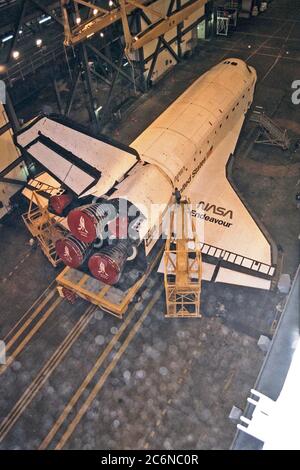 L'impresa di orbiter attende un'ulteriore lavorazione nella corsia di trasferimento dell'edificio di assemblaggio del veicolo (VAB). Era in corso la preparazione della missione STS-89 nello stabilimento di trasformazione Orbiter Bay 1. Nel VAB, Endeavour sarà accoppiato al serbatoio esterno/stack di booster a razzo solido, destinato all'uso nella missione STS-89. Il lancio di STS-89 è previsto per il 20 gennaio 1998 Foto Stock