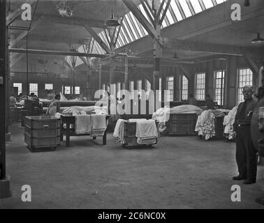 Dipendenti del Camp McCoy (Wis.) Lavori di lavanderia Quartermaster in questa foto di aprile 1943. La struttura è stata giudicata la più efficiente di qualsiasi lavanderia postale militare del paese nel febbraio 1943 dall'ufficio del Quartermaster General a Washington, D.C. Foto Stock