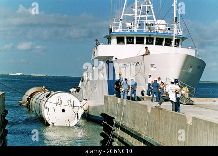 KENNEDY SPACE CENTER, FLA. -- visto trasportare un booster solido speso (SRB) dal lancio di STS-87 il 19 novembre è la nave di recupero solida del booster del razzo Liberty Star mentre rientra nell'area di Hangar AF a Cape Canaveral Air Station. Hangar AF è un edificio originariamente utilizzato per il progetto Mercury, il primo programma spaziale con equipaggio degli Stati Uniti. Foto Stock