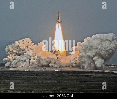 Come un sole che si illumina il cielo del pomeriggio, lo Space Shuttle Columbia vola dal Launch Pad 39B alle 14:46:00 EST, novembre 19, sul quarto volo del satellite statunitense Microvity Payload e Spartan-201. I membri dell'equipaggio sono il comandante della missione Kevin Kregel.; il pilota Steven Lindsey; gli specialisti della missione Kampana Chawla, pH.D., Winston Scott, e Takao Doi, pH.D., dell'Agenzia nazionale per lo sviluppo spaziale del Giappone; e lo specialista dei carichi di paga Leonid Kadenyuk dell'Agenzia spaziale Nazionale dell'Ucraina. Durante la missione STS-87 di 16 giorni, l'equipaggio supervisionerà gli esperimenti in microgravità Foto Stock