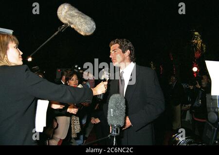 KENNEDY SPACE CENTER, FLA. John F. Kennedy Jr., redattore capo di George Magazine, parla con i membri dei media nazionali presso l'Home Box Office (HBO) e Imagine Entertainment premiere delle miniserie in 12 parti 'dalla Terra alla Luna' al Kennedy Space Center (KSC). La serie è stata girata in parte in location al KSC e drammatizza gli aspetti umani degli sforzi della NASA per lanciare gli americani sulla Luna. Foto Stock