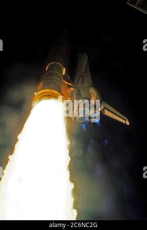 Lo Space Shuttle Endeavour taglia una striscia luminosa attraverso il cielo scuro mentre sfalza un sentiero verso la Stazione spaziale Russa Mir. Endeavour ha tolto con successo il suo orario programmato di 9:48:15 PM EST il gennaio 22 dal Pad 39A. STS-89 è l'ottavo attracco con la Stazione spaziale russa Mir, il primo attracco Mir per Endeavour (tutti i precedenti attracchi sono stati fatti da Atlantis), e il primo lancio del 1998. Dopo l'attracco con Mir, lo specialista della missione Andrew Thomas, pH.D., si trasferirà alla stazione spaziale, succedendo a David Wolf, M.D., che tornerà a bordo della Terra a bordo di Endeavour. Il dottor Thomas vivrà Foto Stock