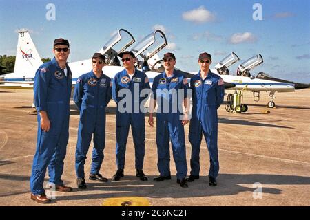 I membri dell'equipaggio della STS-90 si mettono insieme subito dopo essere arrivati al KSC Shuttle Landing Facility dal Johnson Space Center della NASA per iniziare le attività del Terminal Countdown Demonstration Test (TCDT). Il TCDT si tiene presso il KSC prima di ogni volo Space Shuttle per fornire agli equipaggi la possibilità di partecipare ad attività simulate di conto alla rovescia. Questi cinque membri dell'equipaggio composto da sette membri sono, da sinistra a destra, Pilot Scott Altman, Commander Richard Seafoss, Payload Specialist Jay Buckey, M.D., Mission Specialist Daffyd (Dave) Williams con la Canadian Space Agency e Payload Specialist James Pa Foto Stock