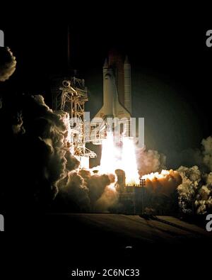 Lo Space Shuttle Endeavour taglia una striscia luminosa attraverso il cielo scuro mentre sfalza un sentiero verso la Stazione spaziale Russa Mir. Endeavour ha tolto con successo il suo orario programmato di 9:48:15 PM EST il gennaio 22 dal Pad 39A. STS-89 è l'ottavo attracco con la Stazione spaziale russa Mir, il primo attracco Mir per Endeavour (tutti i precedenti attracchi sono stati fatti da Atlantis), e il primo lancio del 1998. Dopo l'attracco con Mir, lo specialista della missione Andrew Thomas, pH.D., si trasferirà alla stazione spaziale, succedendo a David Wolf, M.D., che tornerà a bordo della Terra a bordo di Endeavour. Il dottor Thomas vivrà Foto Stock