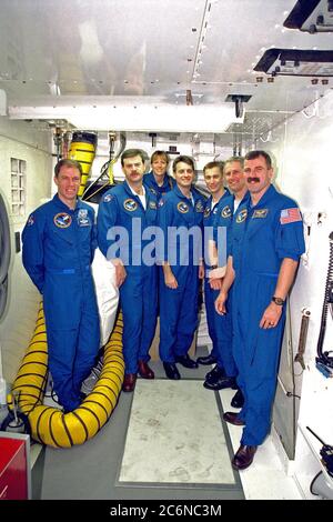 L'equipaggio della STS-90 si posa nella stanza bianca del Launch Pad 39B del KSC, dove partecipa alle attività di Terminal Countdown Demonstration Test (TCDT). Il TCDT si tiene presso il KSC prima di ogni volo Space Shuttle per fornire agli equipaggi la possibilità di partecipare ad attività simulate di conto alla rovescia. L'equipaggio comprende, da sinistra a destra, il comandante Richard Seafoss, il pilota Scott Altman, lo specialista della missione Kathryn (Kay) Hire, Richard Linnehan, D.V.M., gli specialisti Payload James Pawelczyk, pH.D., e Jay Buckey, M.D., e lo specialista della missione Dafydd (Dave) Williams, M.D., con l'agenzia spaziale canadese. Foto Stock