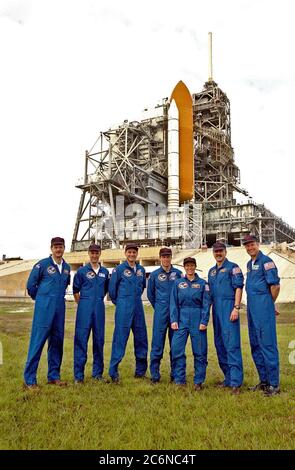L'equipaggio della STS-90 partecipa alle attività di Terminal Countdown Demonstration Test (TCDT) presso il Launch Pad 39B della KSC. Il TCDT si tiene presso il KSC prima di ogni volo Space Shuttle per fornire agli equipaggi la possibilità di partecipare ad attività simulate di conto alla rovescia. L'equipaggio della STS-90, da sinistra a destra, è pilota Scott Altman, specialista del carico utile James Pawelczyk, pH.D., specialista della missione Richard Linnehan, D.V.M., comandante Richard Seafoss, specialisti della missione Kathryn (Kay) Hire e Dafydd (Dave) Williams con la Canadian Space Agency, e specialista del carico utile Jay Buckey, M.D. Columbia è destinato a lau Foto Stock