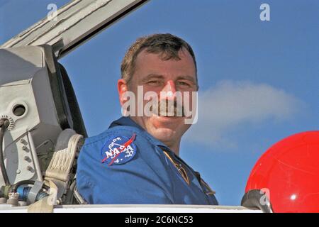 Lo specialista della missione STS-90 Dafydd (Dave) Williams con la Canadian Space Agency si pone nell'abitacolo del suo aereo T-38 jet trainer dopo essere arrivato al KSC Shuttle Landing Facility insieme ad altri membri dell'equipaggio del Johnson Space Center della NASA per iniziare le attività di Terminal Countdown Demonstration Test (TCDT). Il TCDT si tiene presso il KSC prima di ogni volo Space Shuttle per fornire agli equipaggi la possibilità di partecipare ad attività simulate di conto alla rovescia. Columbia è destinato al lancio di STS-90 il 16 aprile alle 14:19 EDT e sarà la seconda missione del 1998. La missione è schedu Foto Stock