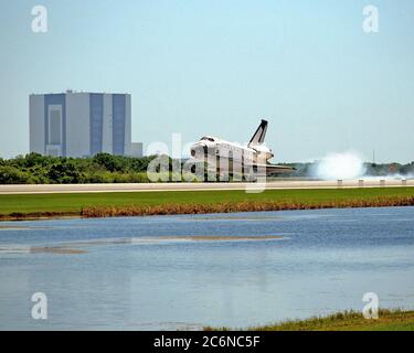 L'orbitante Columbia si avvicina alla pista 33 della struttura di atterraggio della navetta del KSC per completare la missione STS-90 di quasi 16 giorni. Il passaggio alla marcia principale è stato alle 12:08:59 EDT del 3 maggio 1998, atterrando sull'orbita 256 della missione. Le ruote si sono fermate alle 12:09:58 EDT, completando un tempo di missione totale di 15 giorni, 21 ore, 50 minuti e 58 secondi. Foto Stock