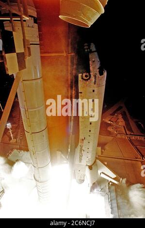 In un lampo di luce e fiamme, Space Shuttle Columbia si solleva dal Launch Pad 39-B alle 12:31 AM EDT. STS-93 è una missione di cinque giorni principalmente per il rilascio dell'Osservatorio dei raggi X di Chandra, che consentirà agli scienziati di tutto il mondo di studiare alcuni degli oggetti più distanti, potenti e dinamici dell'universo. Foto Stock