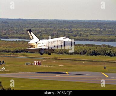 L'orbitante Columbia sta per toccare la pista 33 della struttura di atterraggio della navetta del KSC per completare la missione STS-90 di quasi 16 giorni. Il passaggio alla marcia principale è stato alle 12:08:59 EDT del 3 maggio 1998, atterrando sull'orbita 256 della missione. Le ruote si sono fermate alle 12:09:58 EDT, completando un tempo di missione totale di 15 giorni, 21 ore, 50 minuti e 58 secondi. Foto Stock