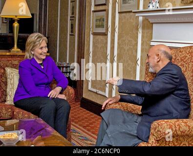 Stati Uniti Il segretario di Stato Hillary Rodham Clinton incontra il presidente dell'Afghanistan, Hamid Karzai a Londra, 28 gennaio 2010. Foto Stock