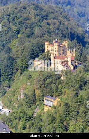 Schwangau, Germania - 12 agosto 2015: Castello di Hohenschwangau circondato da foreste nel periodo estivo. Si tratta di un castello del XIX secolo nella Germania meridionale. Esso Foto Stock