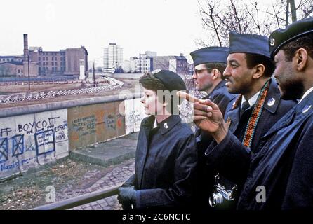 2/9/1982 - Nel corso di un tour, Stati Uniti Forze Aeree in Europa eccezionale Avieri dell'anno guardare oltre il muro di Berlino in Berlino Est. Foto Stock