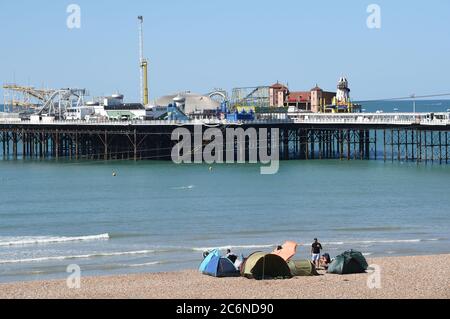 Brighton UK 11 luglio 2020 - questo gruppo guarda insieme per la giornata sulla spiaggia di Brighton con le loro tende impostate come si fa il massimo di una bella giornata di sole sulla costa del sud: Credit Simon Dack / Alamy Live News Foto Stock