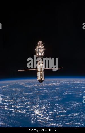 (03 giugno 1999) --- la Stazione spaziale Internazionale (ISS) è retropessa contro la scena blu e bianca dell'orizzonte della Terra e la nerezza dello spazio dopo la separazione dalla scoperta. Foto Stock