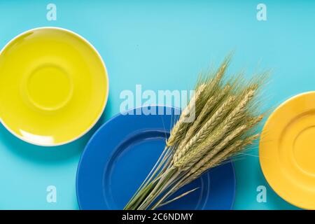 Raccolto, grano di farro e orecchie di farro, isolato Foto Stock