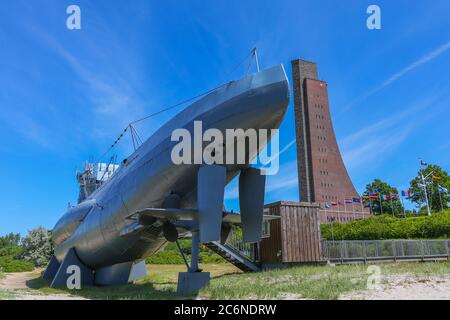 Sottomarino tedesco U-995 della seconda guerra mondiale in mostra al Laboe Naval Memorial, con torre curva e bandiere in omaggio alla storia navale. Foto Stock