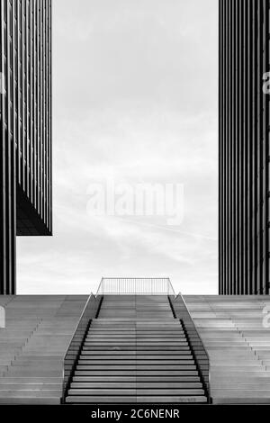 Ampia scalinata tra due moderni edifici per uffici a Medienhafen (media harbour) di Düsseldorf, Germania. Tonica. Foto Stock
