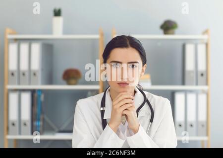 Seria dottoressa in uniforme medica in clinica Foto Stock