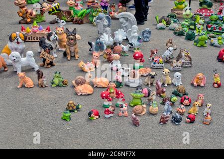 Zrenjanin, Serbia, 04 luglio 2020. Figurine di gesso di Merry che sono vendute sul mercato per tutto così come per gli oggetti d'antiquariato. Foto Stock