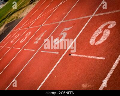 Corsie numerate su una pista atletica Foto Stock