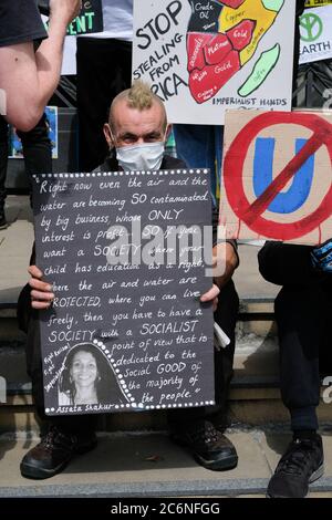 Unilever, 100 Victoria Embankment, Londra, Regno Unito. 11 luglio 2020 protesta fuori dalla sede di Unilever da parte di attivisti ambientali. Credit: Matthew Chpicle/Alamy Live News Foto Stock