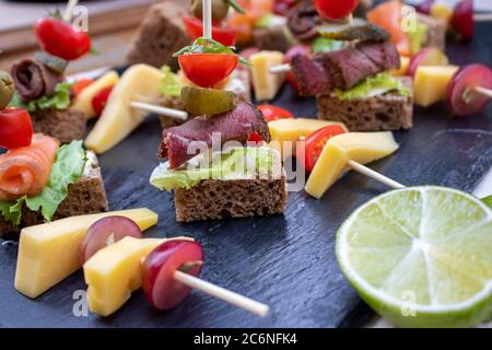 Snack formaggio e lime con pane marrone in cucina scheda Foto Stock