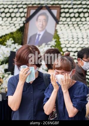 Seoul, Corea del Sud. 11 Luglio 2020. La gente piange la morte del Parco Sindaco di Seoul, vinta a Seoul, Corea del Sud, il 11 luglio 2020. Il sindaco di 64 anni è stato trovato morto nei boschi del Monte Bugak vicino alla sua residenza intorno a mezzanotte Venerdì ora locale. Non è stato trovato alcun segno di fallo, ma la polizia stava indagando la causa esatta della sua morte. Credit: SEO Yu-Seok/Xinhua/Alamy Live News Foto Stock