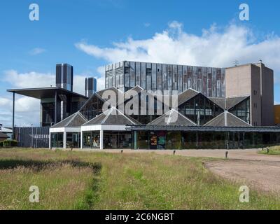 L'Eden Court Theatre è chiuso durante il periodo di chiusura del Covid-19, Inverness, Highland, Scozia. Costruzione vista con erba sopravfatta. Foto Stock