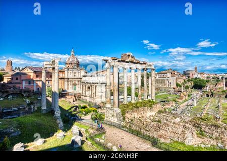 Forum Romanum durante un giorno di sole, Roma, Italia parole chiave: roma, roma, forum, romanum, tramonto, illuminato, roma Foto Stock