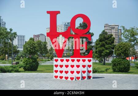Azerbaigian Baku 7.07.20202 . Una scultura all'aperto dai colori vivaci in un parco pubblico in Azerbaigian consiste di lettere rosse che ortografia AMORE . Amore rosso lasciare Foto Stock