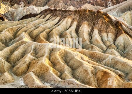 Vista di Badlands da Zabriskie Point nel Parco Nazionale della Valle della morte al tramonto, California parole chiave: Morte, valle, california, badlands, paesaggio, Foto Stock