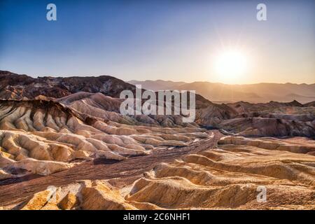 Vista di Badlands da Zabriskie Point nel Parco Nazionale della Valle della morte al tramonto, California parole chiave: Morte, valle, california, badlands, paesaggio, Foto Stock