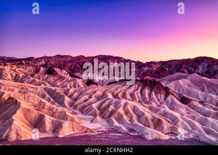Vista di Badlands da Zabriskie Point nel Parco Nazionale della Valle della morte a Dusk, California parole chiave: Morte, valle, california, badlands, paesaggio, Foto Stock