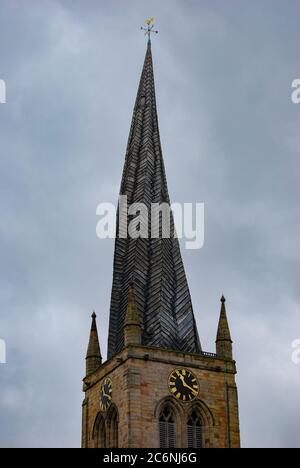 L'iconica guglia storta della Chiesa di St. Marys e di tutti i Santi a Chesterfield, Regno Unito Foto Stock