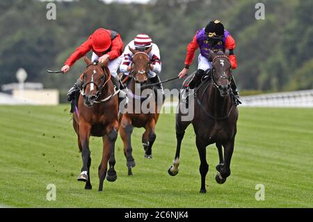 Margaret Dumont e Joe Fanning (a sinistra) vincono i Novice Stakes di Betfred 'Fred's push' British EBF Fillies all'ippodromo di Ascot, Berkshire. Foto Stock