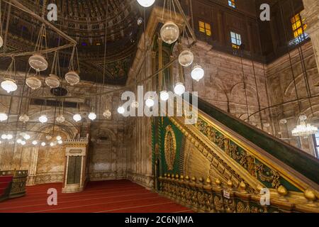 Nicchia di preghiera (mihrab) e pulpito (minbar) nella Grande Moschea di Muhammad Ali Pasha, la Cittadella, il Cairo Foto Stock