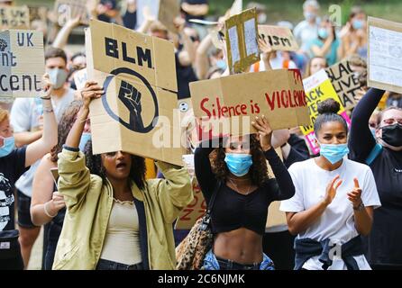 La gente partecipa a una protesta contro la questione Black Lives a Brighton, scatenata dalla morte di George Floyd, ucciso il 25 maggio mentre era in custodia di polizia nella città americana di Minneapolis. Foto Stock