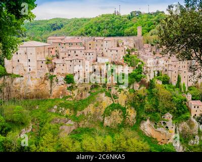 Pittoresca vista di Sorano, borgo medievale in tufo in Toscana, Italia Foto Stock