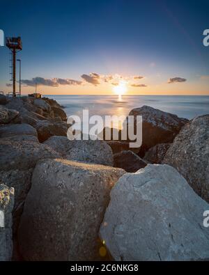 Faro di Riccione porto sul mare Adriatico all'alba in estate Foto Stock
