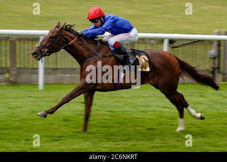 Jockey Oisin Murphy Riding stupefacente bellezza per vincere il bet365 Novice Stakes il terzo giorno del Moet e Chandon Festival luglio presso l'ippodromo di Newmarket. Foto Stock