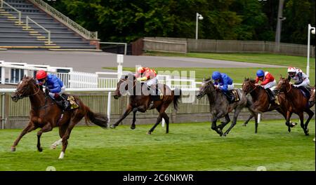 Jockey Oisin Murphy Riding stupefacente bellezza per vincere il bet365 Novice Stakes il terzo giorno del Moet e Chandon Festival luglio presso l'ippodromo di Newmarket. Foto Stock