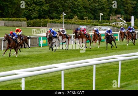 Jockey Oisin Murphy Riding stupefacente bellezza per vincere il bet365 Novice Stakes il terzo giorno del Moet e Chandon Festival luglio presso l'ippodromo di Newmarket. Foto Stock