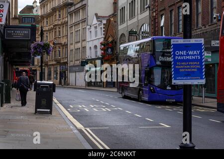 Una vista di George Street, Oxford durante l'epidemia di Covid 19 che mostra le strade e i sentieri tranquilli che sono normalmente pieni di persone Foto Stock