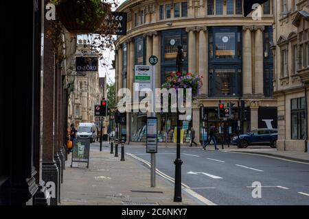 Una vista di George Street, Oxford durante l'epidemia di Covid 19 che mostra le strade e i sentieri tranquilli che sono normalmente pieni di persone Foto Stock