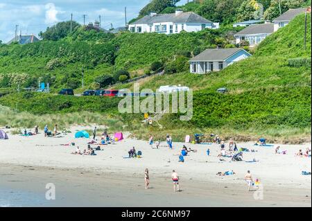 Inchydoney, West Cork, Irlanda. 11 Luglio 2020. Questo pomeriggio, le persone si godono la giornata calda e soleggiata a Inchydoney, mentre i turisti si dirigono verso il mare per sfruttare al meglio il bel tempo. Credit: Notizie dal vivo di AG/Alamy Foto Stock