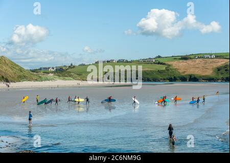 Inchydoney, West Cork, Irlanda. 11 Luglio 2020. Questo pomeriggio, le persone si godono la giornata calda e soleggiata a Inchydoney, mentre i turisti si dirigono verso il mare per sfruttare al meglio il bel tempo. Credit: Notizie dal vivo di AG/Alamy Foto Stock