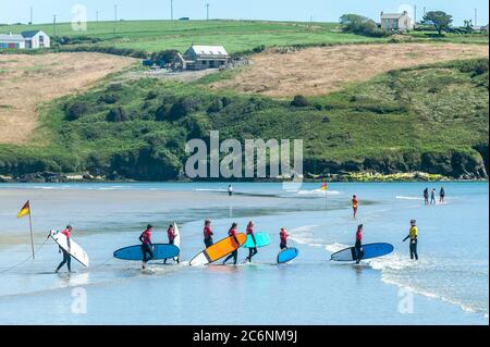 Inchydoney, West Cork, Irlanda. 11 Luglio 2020. Questo pomeriggio, le persone si godono la giornata calda e soleggiata a Inchydoney, mentre i turisti si dirigono verso il mare per sfruttare al meglio il bel tempo. Credit: Notizie dal vivo di AG/Alamy Foto Stock