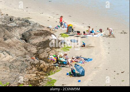 Inchydoney, West Cork, Irlanda. 11 Luglio 2020. Questo pomeriggio, le persone si godono la giornata calda e soleggiata a Inchydoney, mentre i turisti si dirigono verso il mare per sfruttare al meglio il bel tempo. Credit: Notizie dal vivo di AG/Alamy Foto Stock